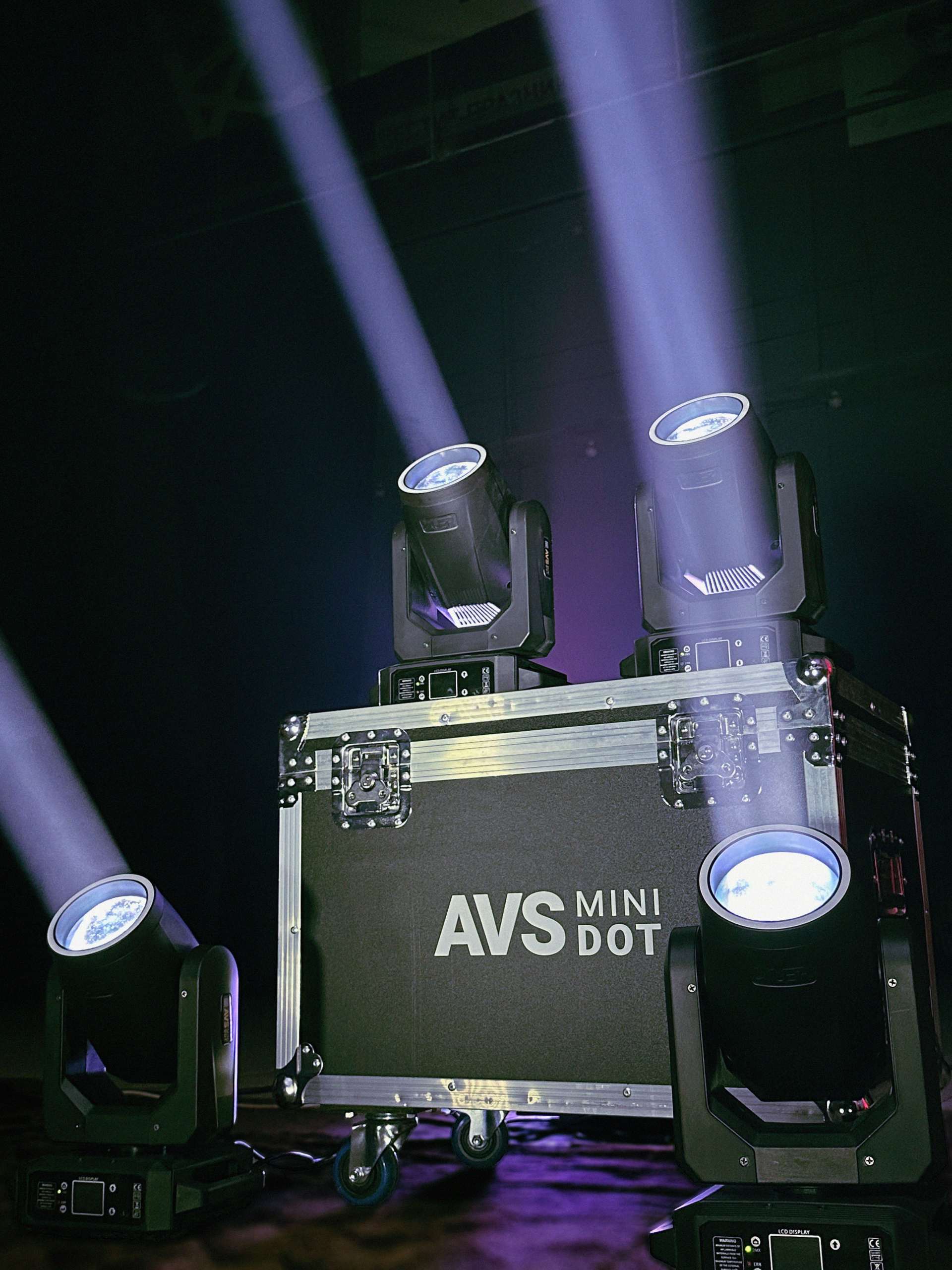 Кейс с 4 броя Движеща Глава AVS Mini Dot 200W Beam + Wash | AVStore